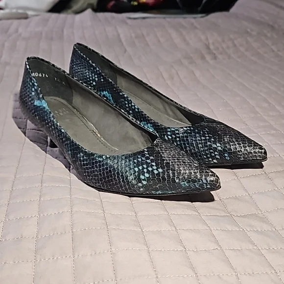 Stuart Weitzman Navy Blue Snakeskin Print Pointed Toe Kitten Heel Size 7.5 - Picture 3 of 16
